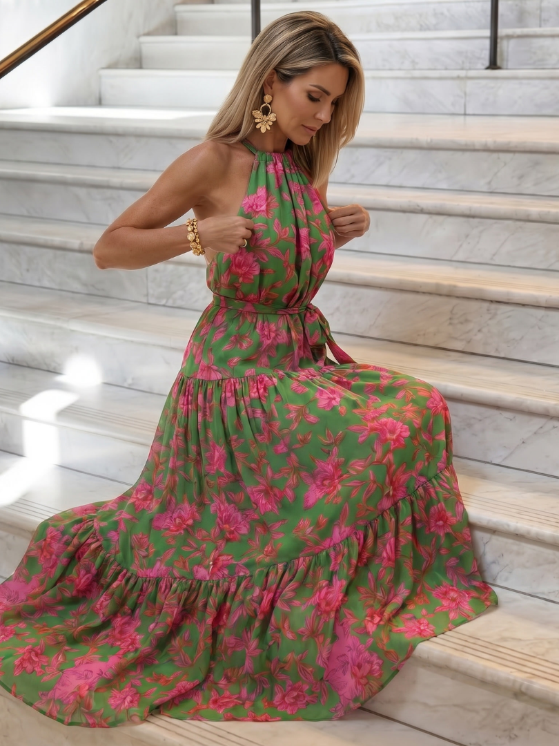 Robe midi drapée en rose avec décolleté halter élégant