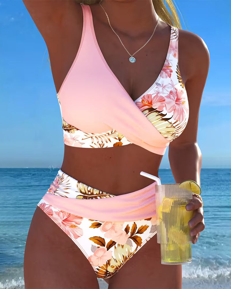 Bikini floral de contraste Jolina en Rosa — top cruzado y braguita de talle alto, vista frontal en la playa