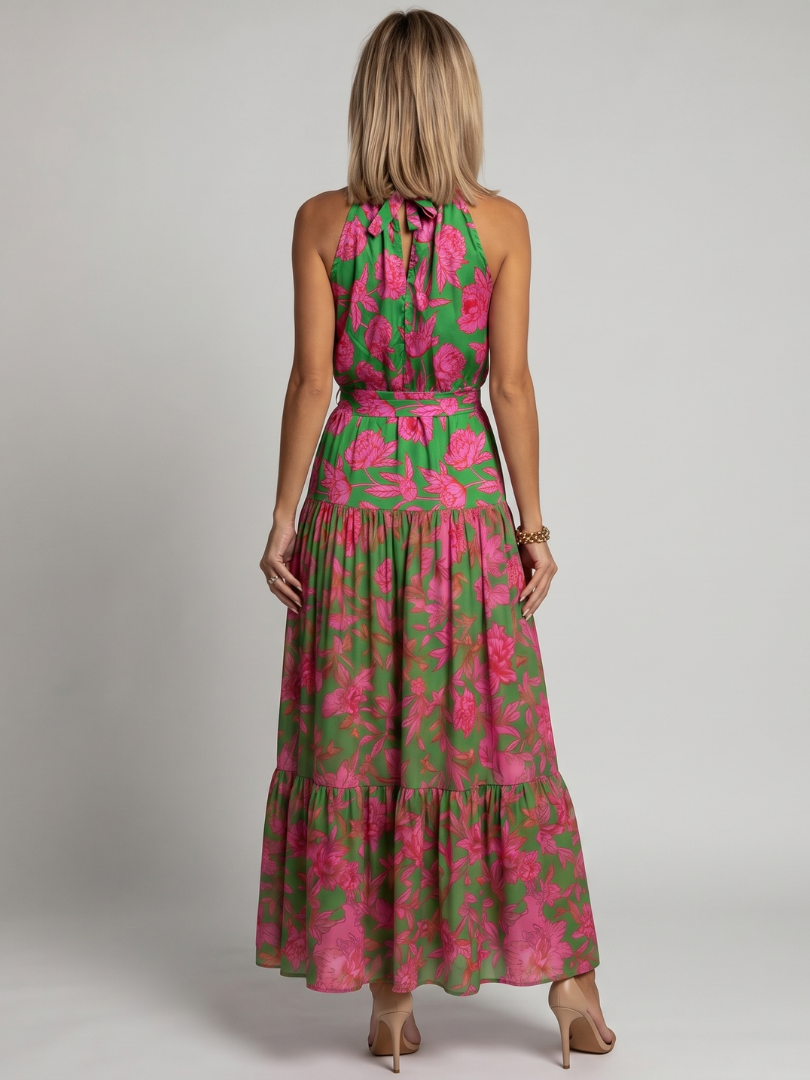 Robe midi drapée en rose avec décolleté halter élégant