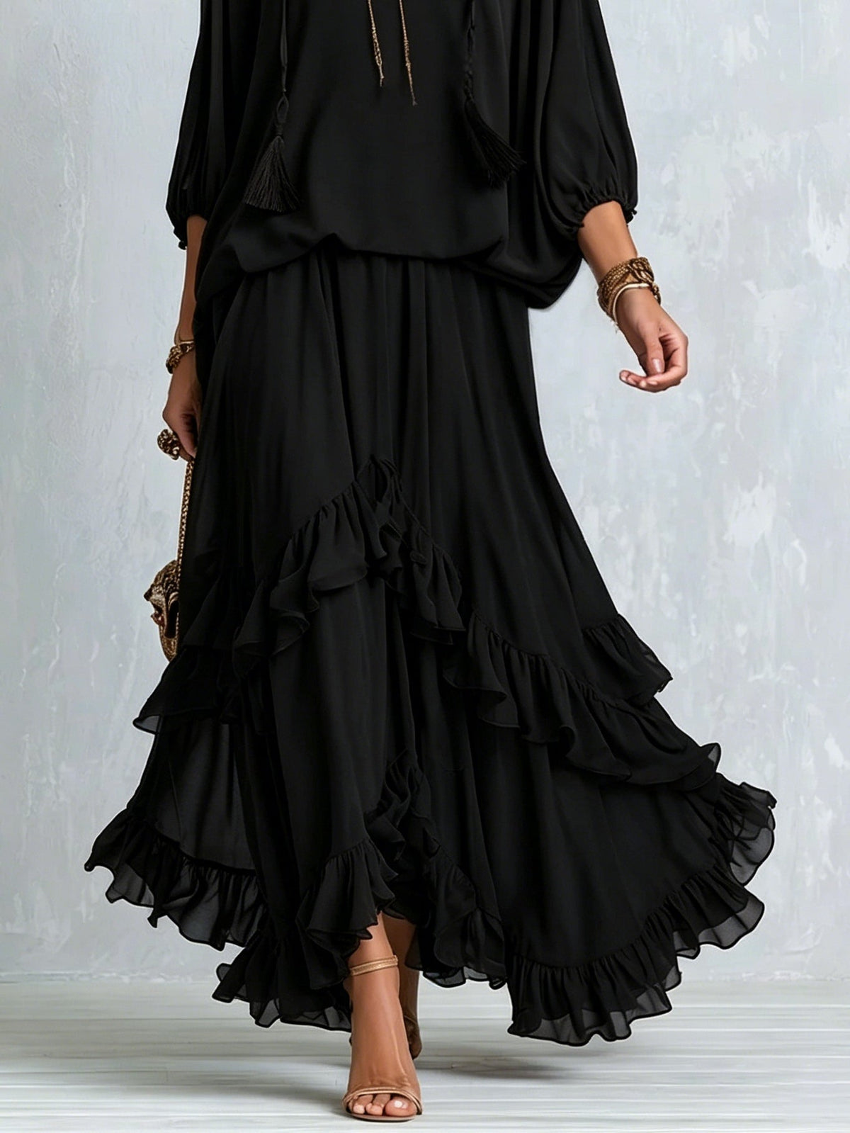 Elvira | Conjunto de Top de Gasa Negro con Escote en V y Flecos Combinado con Falda de Volantes en Capas
