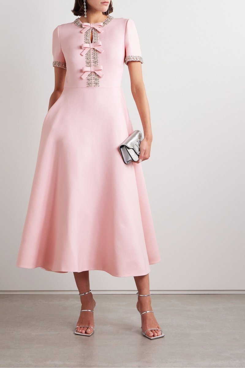 Robe midi en satin avec nœud et embellissements en cristal